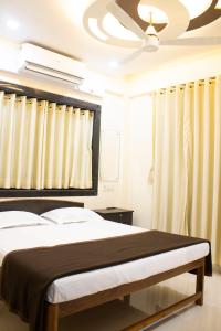 En eller flere senge i et værelse på Sukhakarta Holiday Home
