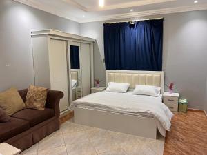 En eller flere senge i et værelse på شقة الغامدي
