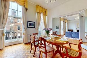 - une salle à manger avec une table et des chaises en bois dans l'établissement City Central Georgian House with Parking, à Liverpool