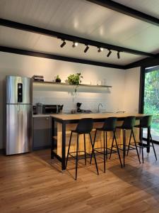 聖羅克的住宿－CHALÉ NAMATA 201，厨房配有桌椅和冰箱。