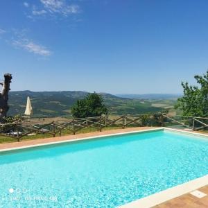 una gran piscina con vistas al campo en Poggio Al Vento en Castiglione dʼOrcia