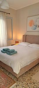 a bedroom with a bed with two towels on it at Itea Home in Itea