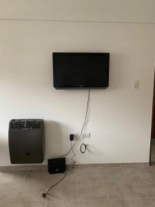 TV de pantalla plana colgada en una pared blanca en Housing center en Jesús María