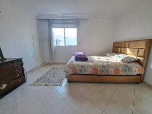 1 dormitorio con 1 cama, vestidor y ventana en RESIDENCE HALIMA, en Casablanca
