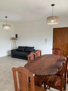 - une table à manger avec des chaises et un canapé dans l'établissement Housing center, à Jesús María