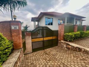 una casa con un cancello davanti di Hakuna matata house a Kigali