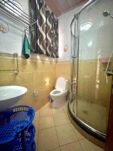 e bagno con doccia, servizi igienici e lavandino. di Hakuna matata house a Kigali