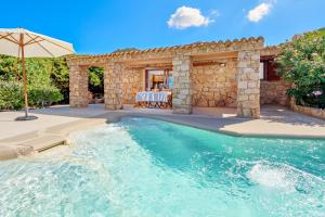 Bazén v ubytovaní Costa Paradiso Resort alebo v jeho blízkosti