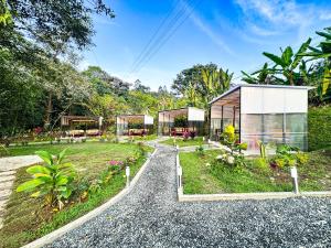 a house on a gravel road next to a garden at Tierra Maravilla in Salento
