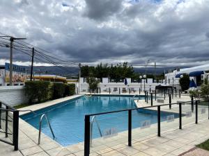 una gran piscina en la parte superior de un edificio en Hotel Rossetti y Spa en Mina Clavero