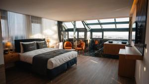 sypialnia z łóżkiem i dużym oknem w obiekcie CIP Hotel w Stambule