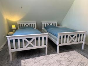 two white beds in a room with at Große und helle 3 Zi Wohnung in Loßburg, Schwarzwald in Loßburg