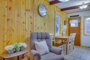 Χώρος καθιστικού στο Pet-Friendly Cabin Retreat Wisconsin River Access +16 φωτογραφίες