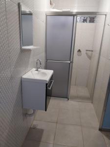 y baño con lavabo y ducha. en Casa de campo maciel, en Abel