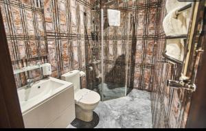 y baño con ducha, aseo y lavamanos. en Готель Ангел на Великій Кільцевій, en Kiev