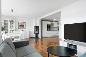 TV a/nebo společenská místnost v ubytování 3-bedroom terrace house with incredible sea views