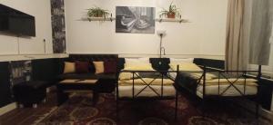 - un salon avec un canapé et une table dans l'établissement Altes Haus, à Abertamy
