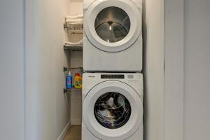 una lavadora en un lavadero con una lavadora en TripMontreal 301, en Montreal