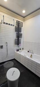 bagno bianco con vasca e servizi igienici di Apartament Starówka a Nowy Sącz