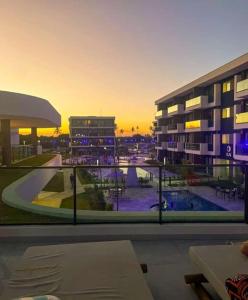 - Vistas a un edificio de apartamentos con piscina en Makia Flat Muro Alto en Porto De Galinhas