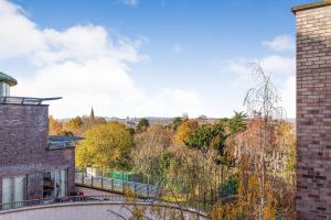 a view from the back of a house with a balcony at 2 Bed Apartment in West Hampstead in London