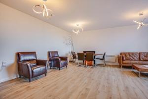 a waiting room with leather chairs and a table at 2 Bed Apartment in West Hampstead in London