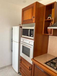 una cucina con frigorifero bianco e forno a microonde di KARIFUNA a Le Souffleur