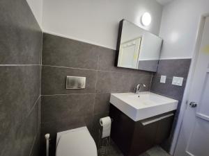 ein Badezimmer mit Toilette, Waschbecken und Spiegel in der Unterkunft Private Room2 Own Entry Shared Bath One Guest Walk to UCSD in San Diego + 12 Fotos