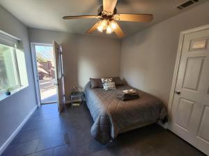 Schlafzimmer mit einem Bett und einem Deckenventilator in der Unterkunft Private room shared full bathroom Torrey pines golf UCSD west in San Diego