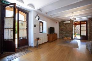 Mas Can Calet Aparthotel في Les Franqueses del Vallès: غرفة معيشة مع ساعة على الحائط