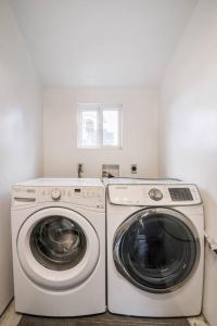 lavadero con lavadora y secadora en Private room shared full bathroom Torrey pines golf UCSD west en San Diego