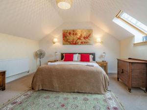 a bedroom with a large bed with red pillows at 2 bed in Hadleigh 87956 