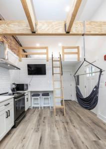 - une cuisine aménagée en mezzanine avec une échelle et un hamac dans l'établissement Loft in the Vibe #9 - 5 min walk to beach ocean, à Virginia Beach