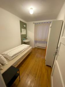 Postel nebo postele na pokoji v ubytování Pension Bellevue Gondo