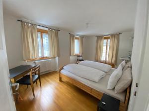 Postel nebo postele na pokoji v ubytování Pension Bellevue Gondo