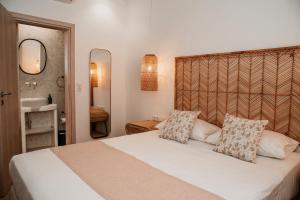 een slaapkamer met een groot wit bed met 2 kussens bij Anais Of Naxos in Agia Anna Naxos