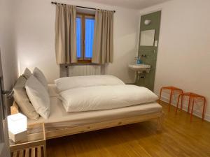 Postel nebo postele na pokoji v ubytování Pension Bellevue Gondo