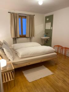 Postel nebo postele na pokoji v ubytování Pension Bellevue Gondo
