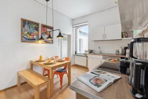 uma cozinha com uma mesa e uma pequena mesa com cadeiras em Charmante & gemütliche Wohnung em Lahnstein