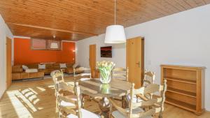 - une salle à manger avec une table et des chaises dans l'établissement Appartement auf dem Schlossberg, à Fieberbrunn