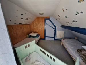 an overhead view of a room with two beds and a tub at Joli appartement rénové (Hirondelle) in Cornimont +2 photos