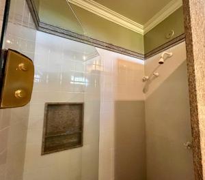 La salle de bains est pourvue d'une douche avec une porte en verre. dans l'établissement Aroso Paço Hotel, à Pedra Azul