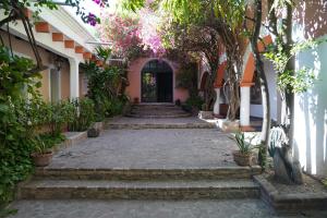 un edificio con scale, alberi e fiori di Hotel la Mansión ad Álamos