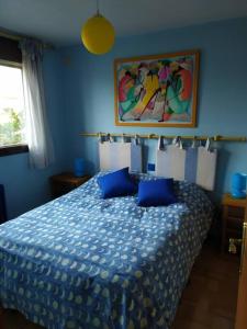 a blue bedroom with a bed with blue sheets at Una casa con vistas en Galapagar in Galapagar