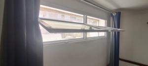 uma janela num quarto com uma janela cega em Hotel Casa Branca no Guarujá