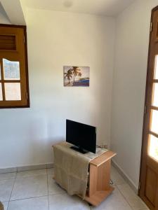 un televisor sentado en una mesa en una habitación en KARIFUNA, en Le Souffleur