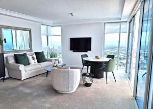 sala de estar con sofá y mesa en Southport central Lux 1 Bedroom, en Gold Coast