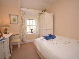 a bedroom with a bed with a blue towel on it at 3 bed in Rock STMIN in Saint Minver