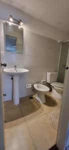 モンテビデオにあるAmplio Studio en Pocitosの洗面台とトイレ付きのバスルーム