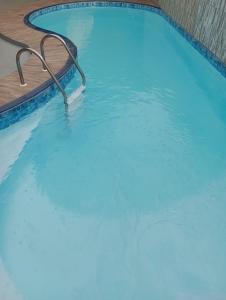 una piscina de agua azul con un objeto metálico. en Tedesco, en Palmas